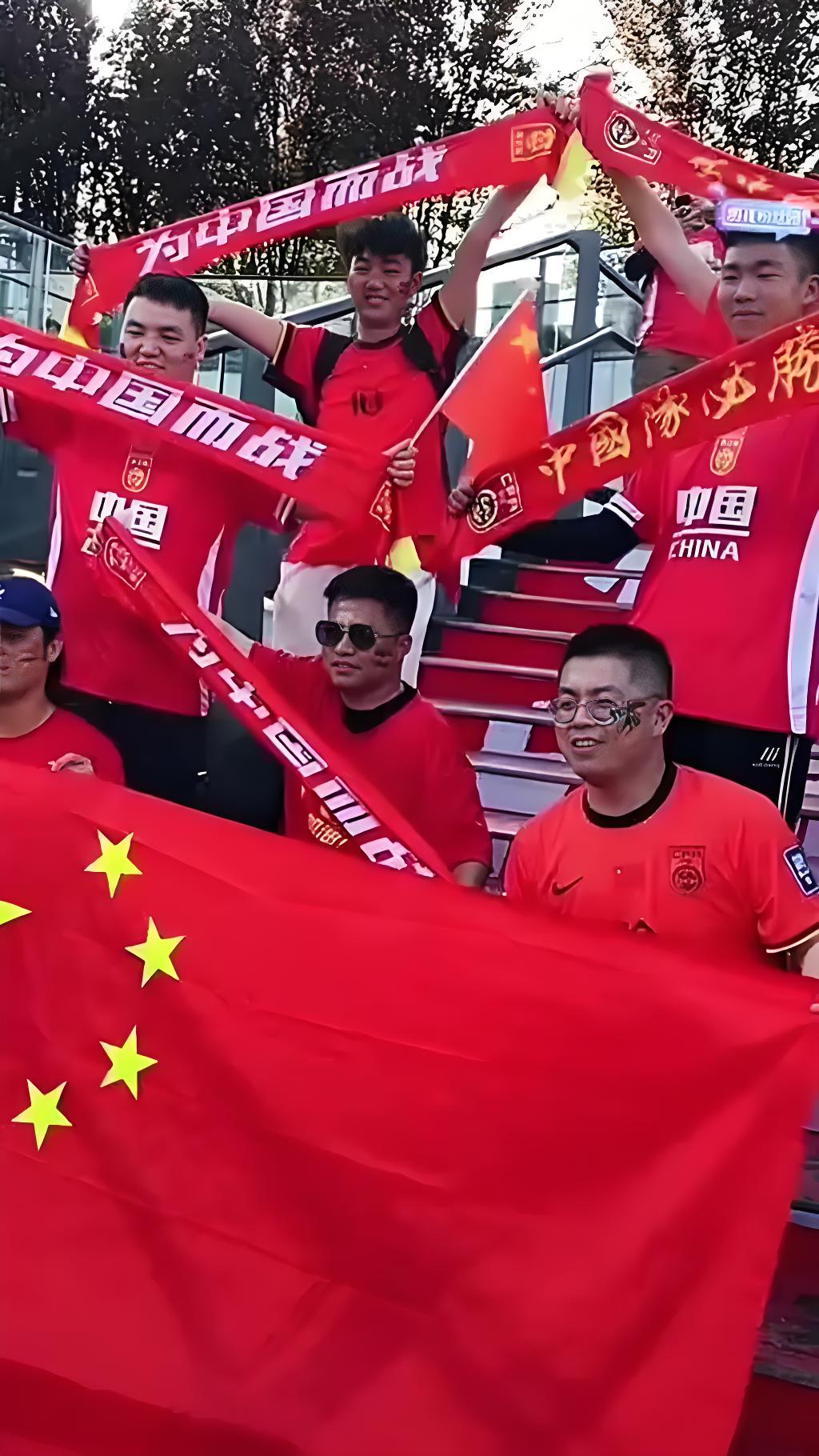 足球世界巅峰赛事点燃全球关注，球迷狂热