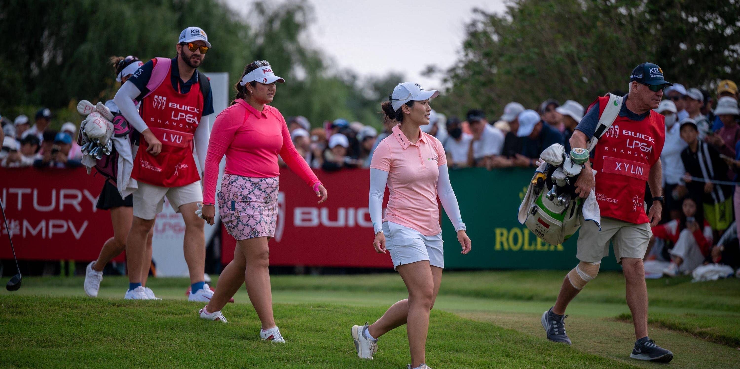 高尔夫比赛中选手们展现绝佳技艺