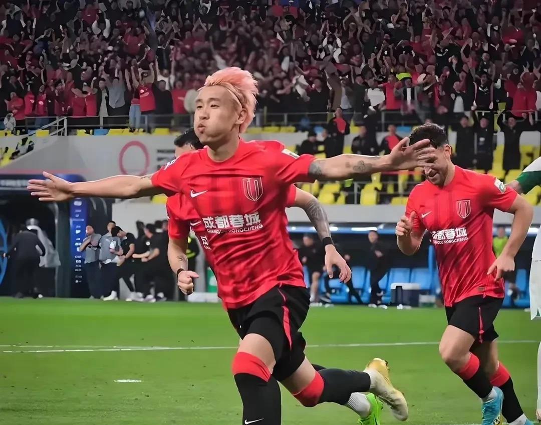 比赛现场充满了紧张氛围和挑战