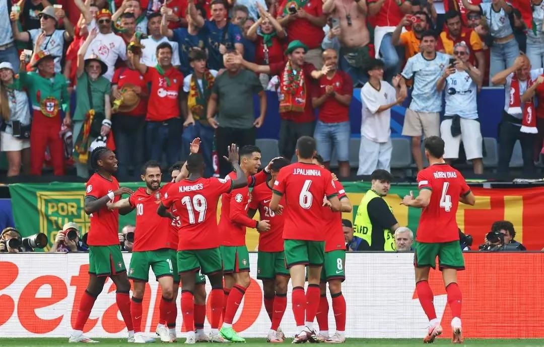 包含葡萄牙连胜结束，卫冕冠军险胜北马其顿的词条