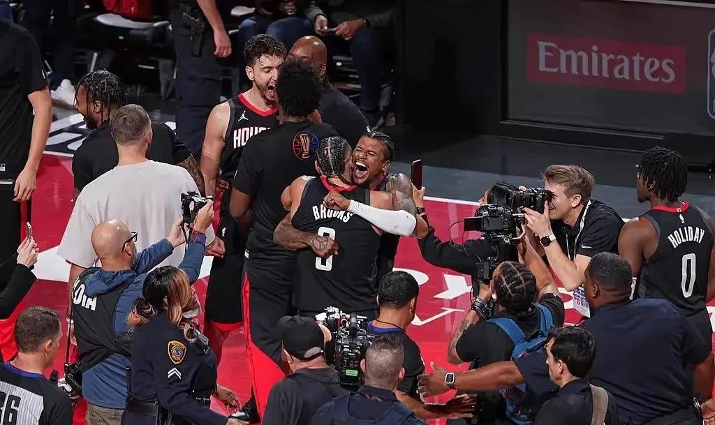 包含骑士主教练斥责球队表现不佳，全队警醒的词条