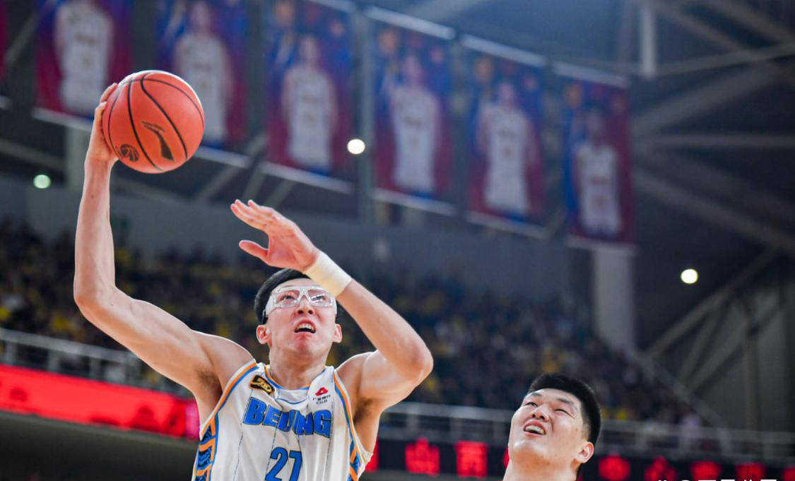 爱游戏竞技-本土球员崭露头角，带领球队取胜