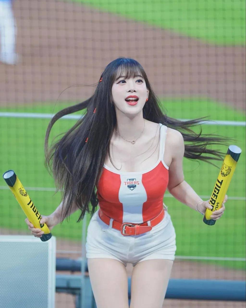 火力全开，女队员在比赛中展现激情的简单介绍