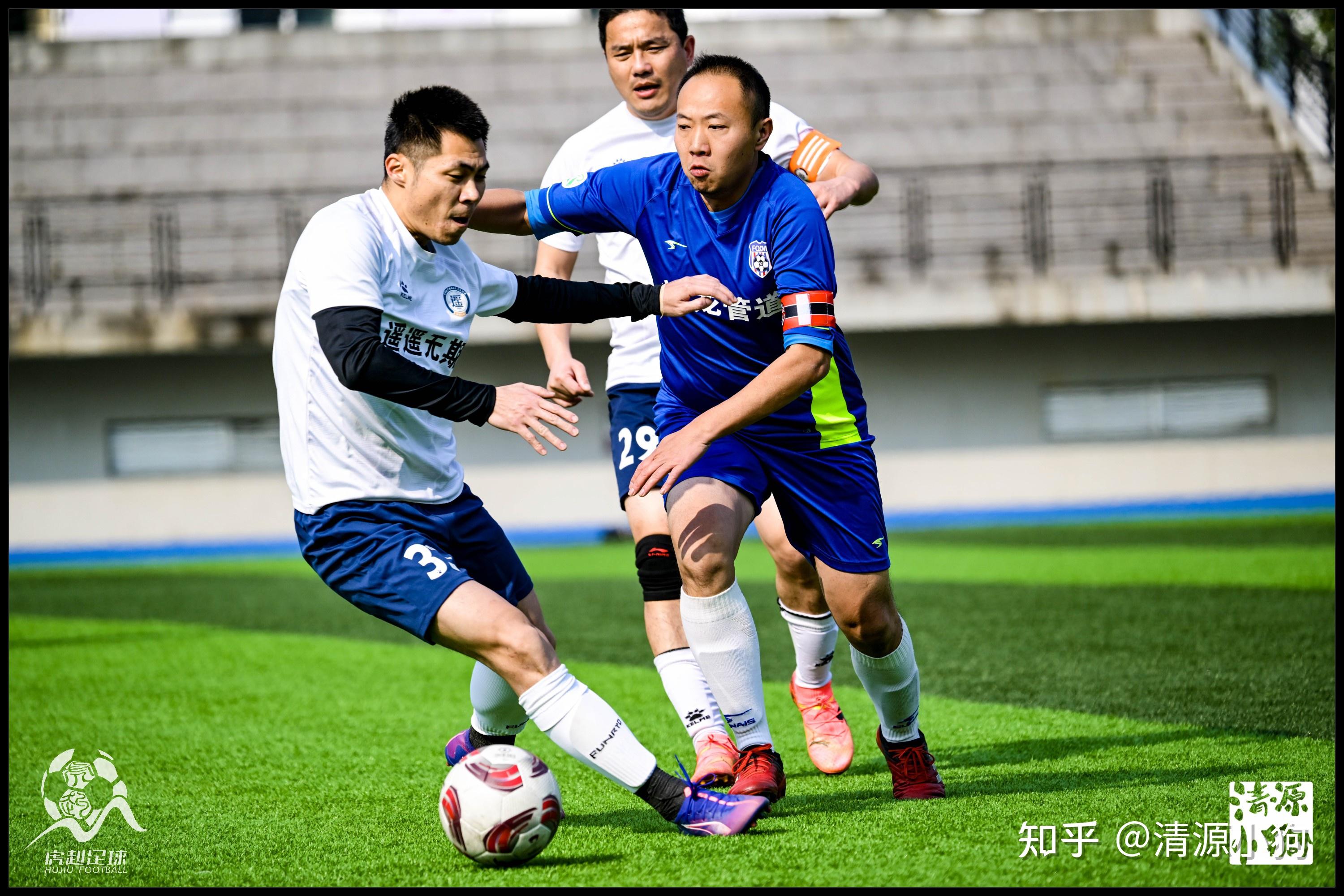 国内足球联赛球队实力逐渐显现，对决频繁