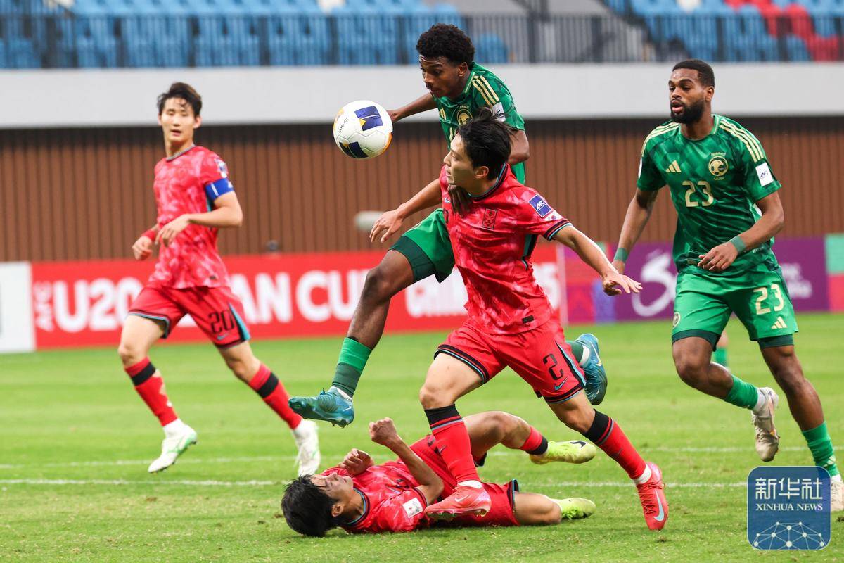 球员在比赛中展现高超技艺,带领球队获胜 球员在比赛中展现高超技艺,带领球队获胜