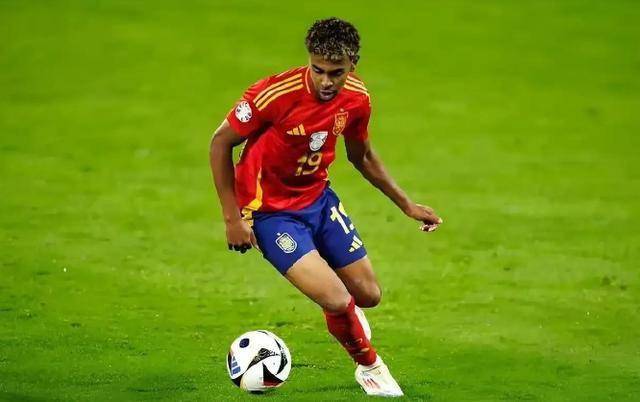 国际足坛巨星对决，赛场上演精彩