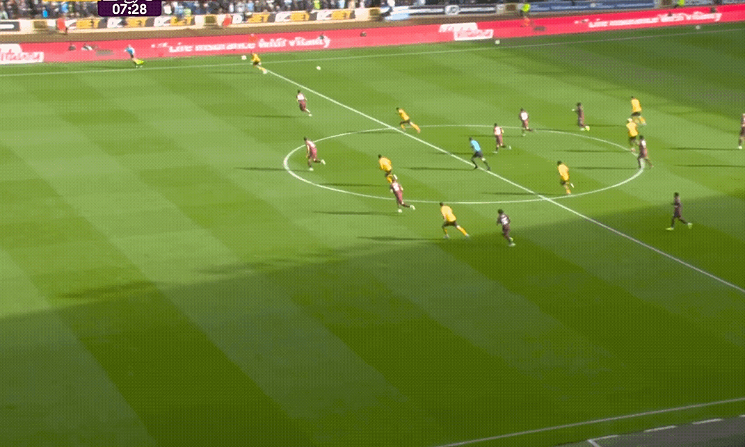 爱游戏在线-狼队在比赛中击败对手，迎来胜利