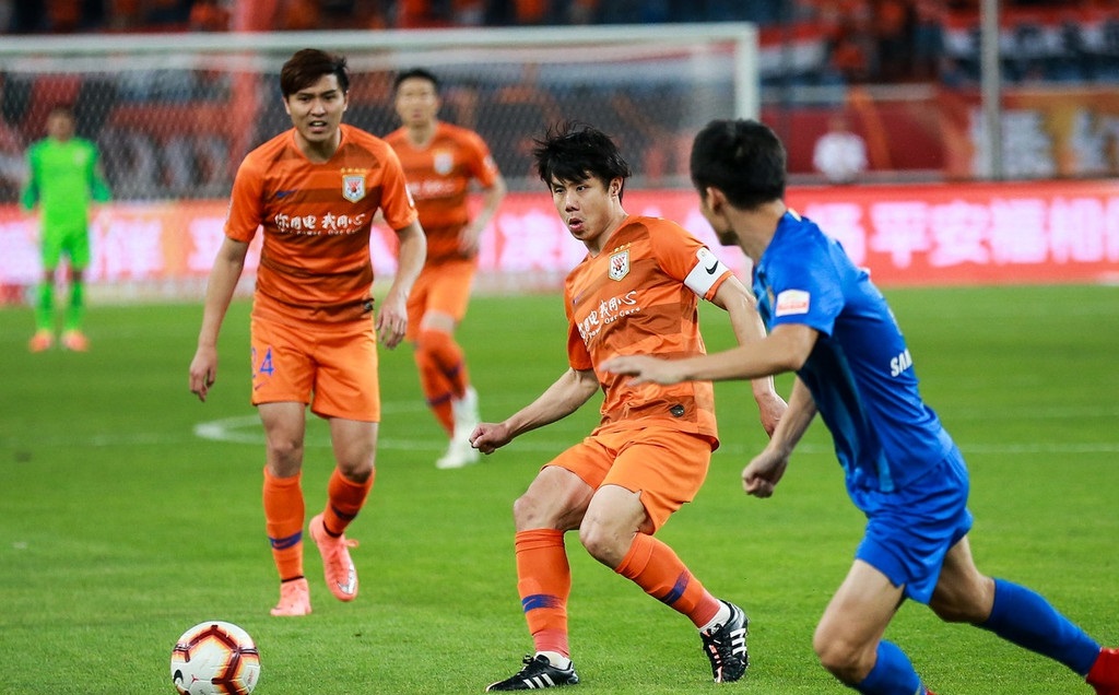 包含苏宁客场0:0逼平力帆，稳固积分榜位置的词条