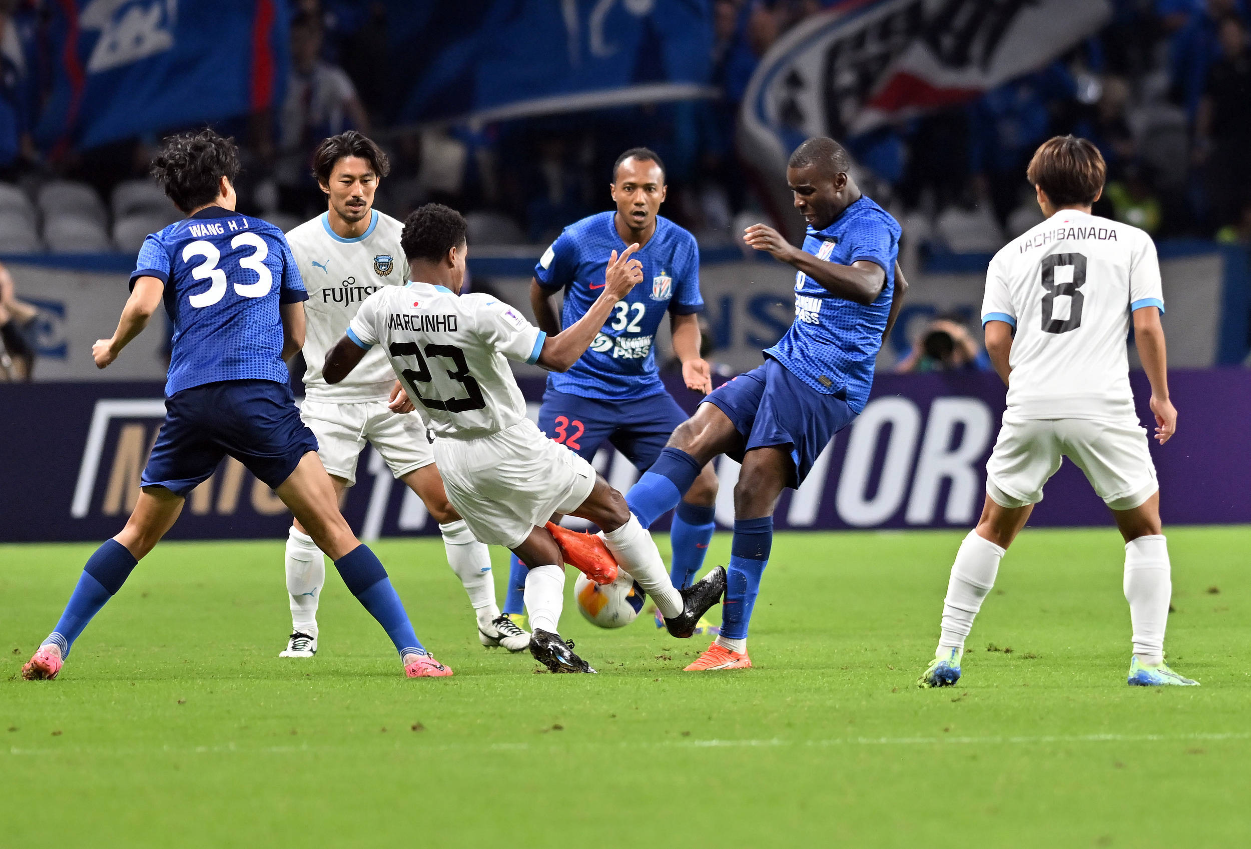 足球比赛现场球员拼尽全力争胜