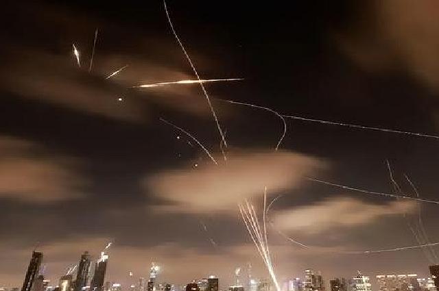 包含国家队赛场上纷争与激战连连！的词条