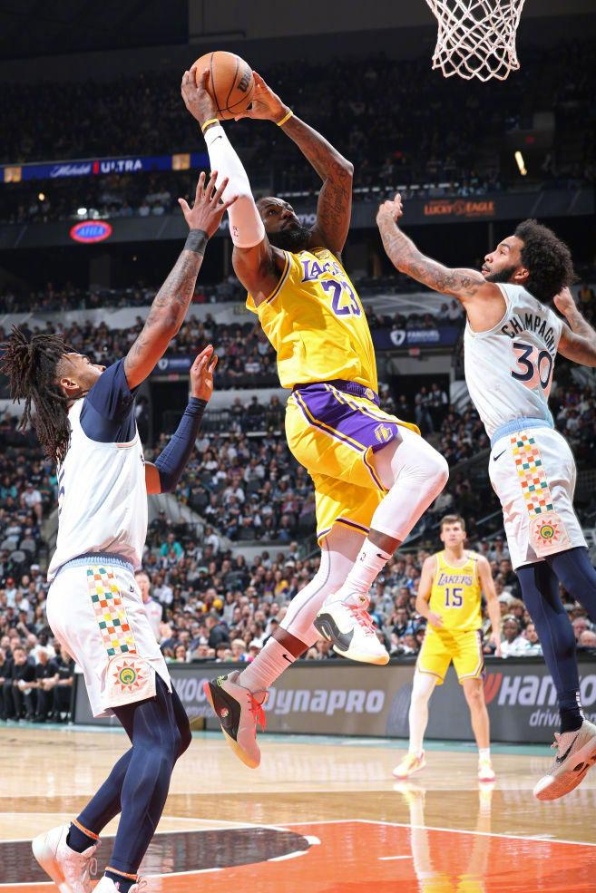 爱游戏活动-包含NBA季前赛开打，球星们展现新赛季状态的词条