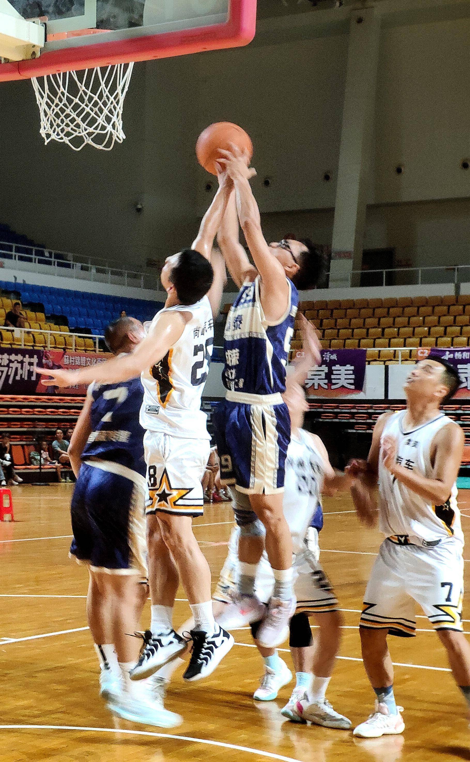 爱游戏投注-队员们赛场上尽展风采，向冠军发起冲击