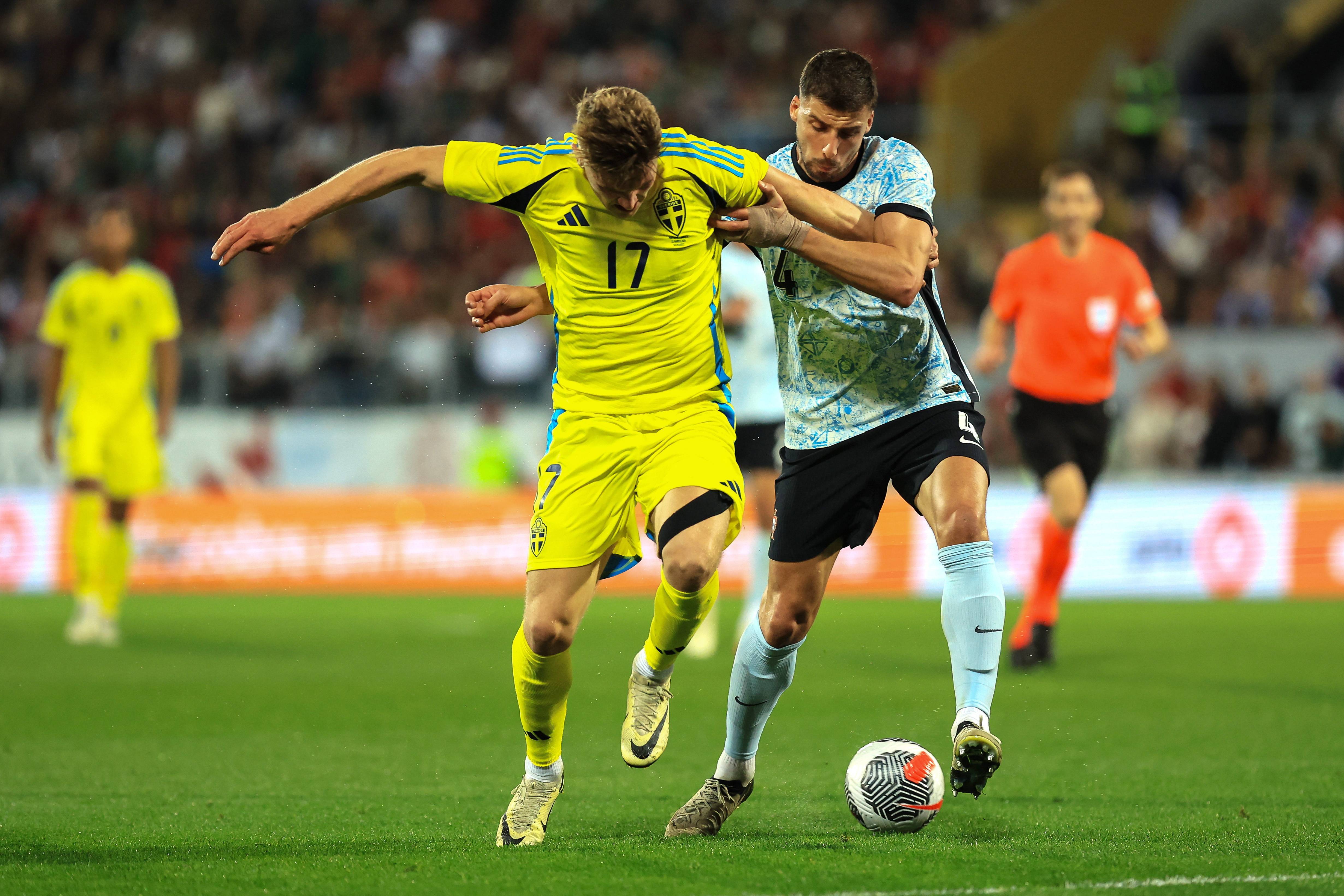 爱游戏官方入口-足球比赛中的精彩瞬间让人陶醉其中