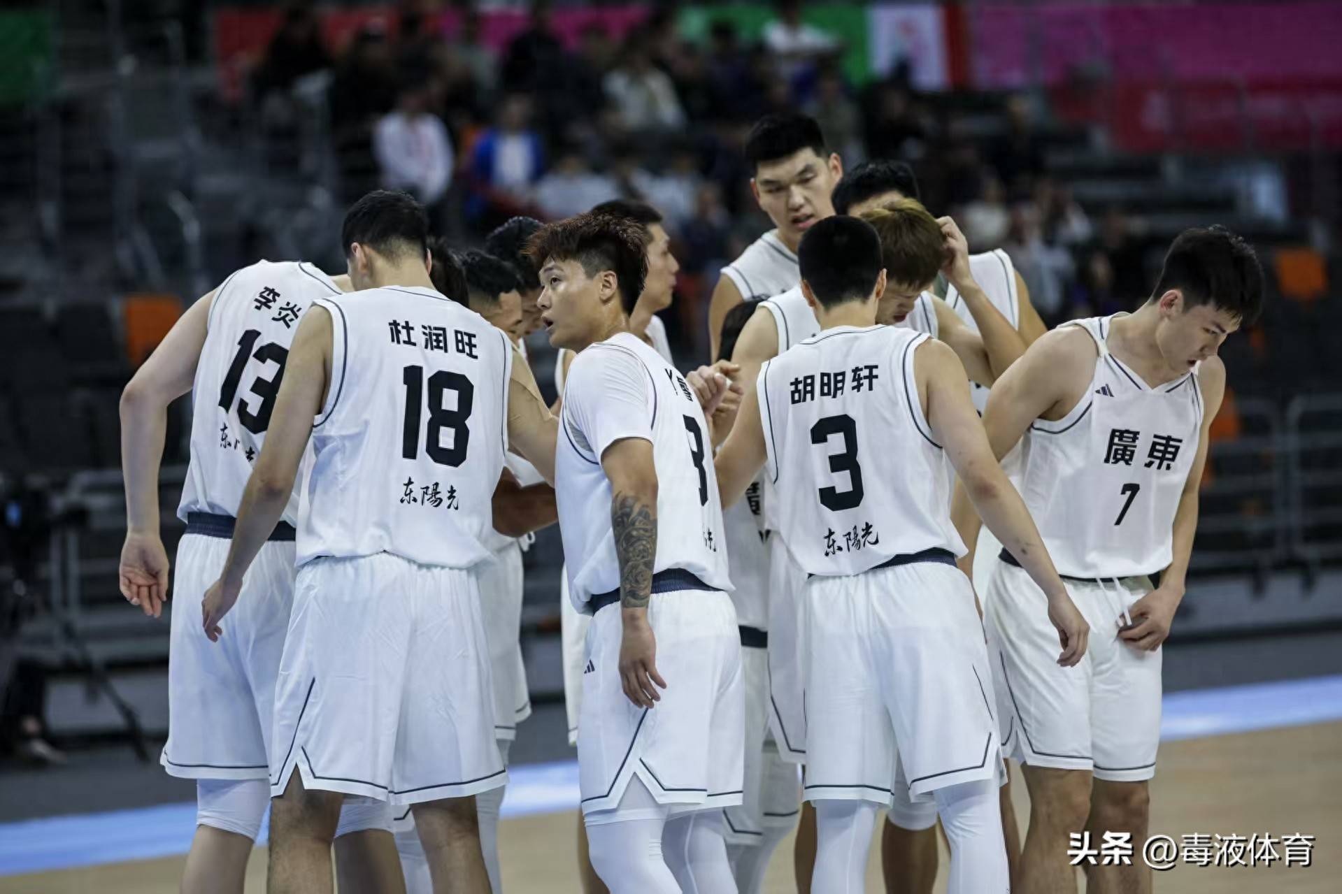 关于万众瞩目!球队热身训练现场吸引无数目光的信息 关于万众瞩目!球队热身训练现场吸引无数目光的信息